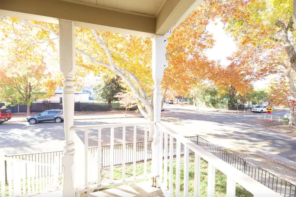 A+ 2 Bedroom Victorian Home Away From Home Sacramento Exterior photo