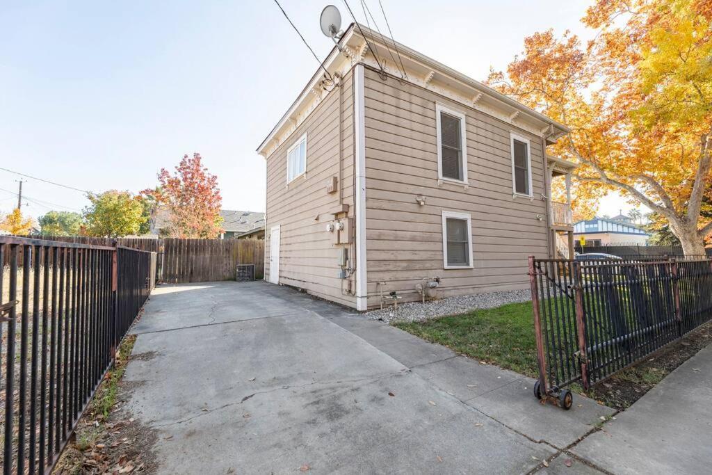 A+ 2 Bedroom Victorian Home Away From Home Sacramento Exterior photo