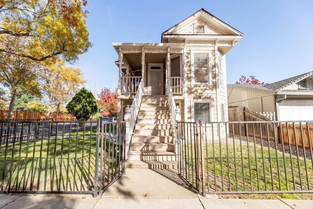 A+ 2 Bedroom Victorian Home Away From Home Sacramento Exterior photo