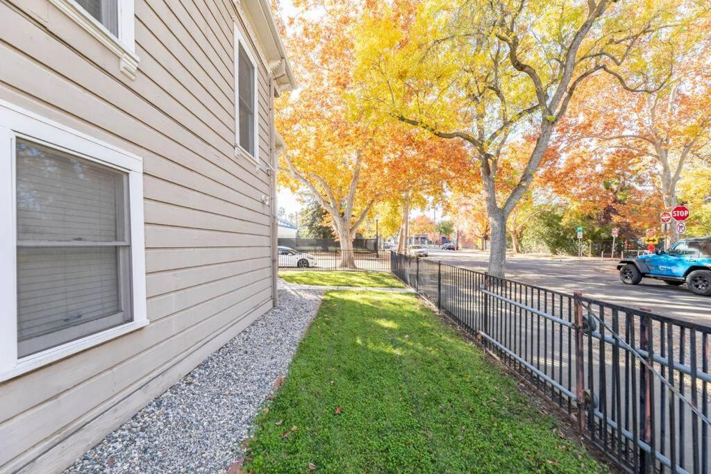 A+ 2 Bedroom Victorian Home Away From Home Sacramento Exterior photo