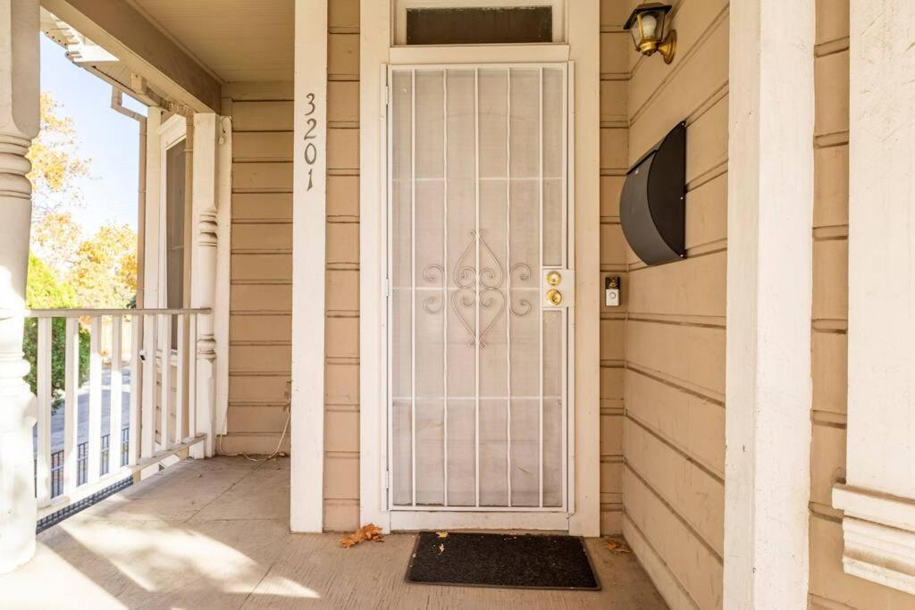 A+ 2 Bedroom Victorian Home Away From Home Sacramento Exterior photo