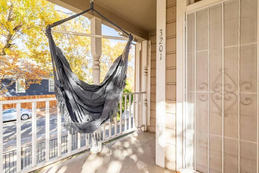 A+ 2 Bedroom Victorian Home Away From Home Sacramento Exterior photo